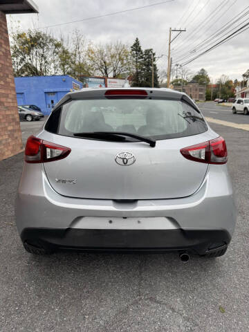 2020 Toyota Yaris Hatchback LE