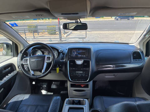 2016 Chrysler Town and Country Touring