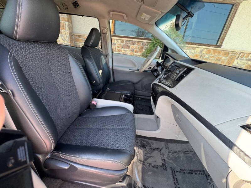 2013 Toyota Sienna SE 8-Passenger