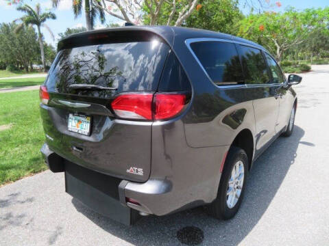 2022 Chrysler Voyager LX