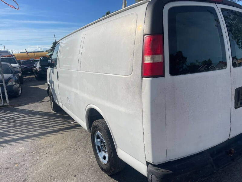 2004 Chevrolet Express Base photo 6