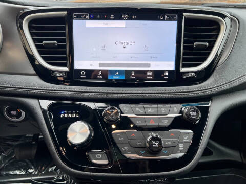 2025 Chrysler Pacifica Select