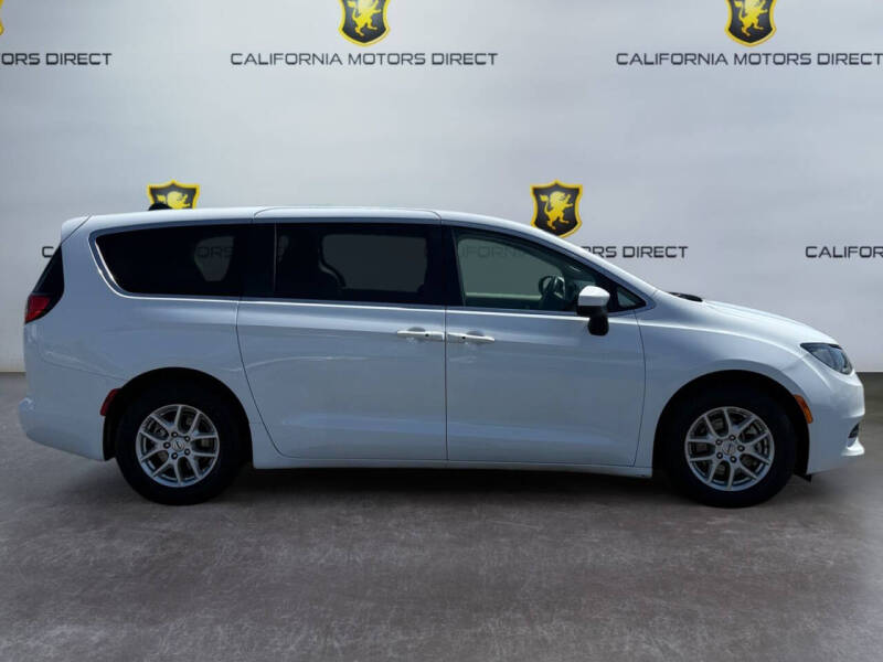 2022 Chrysler Voyager LX