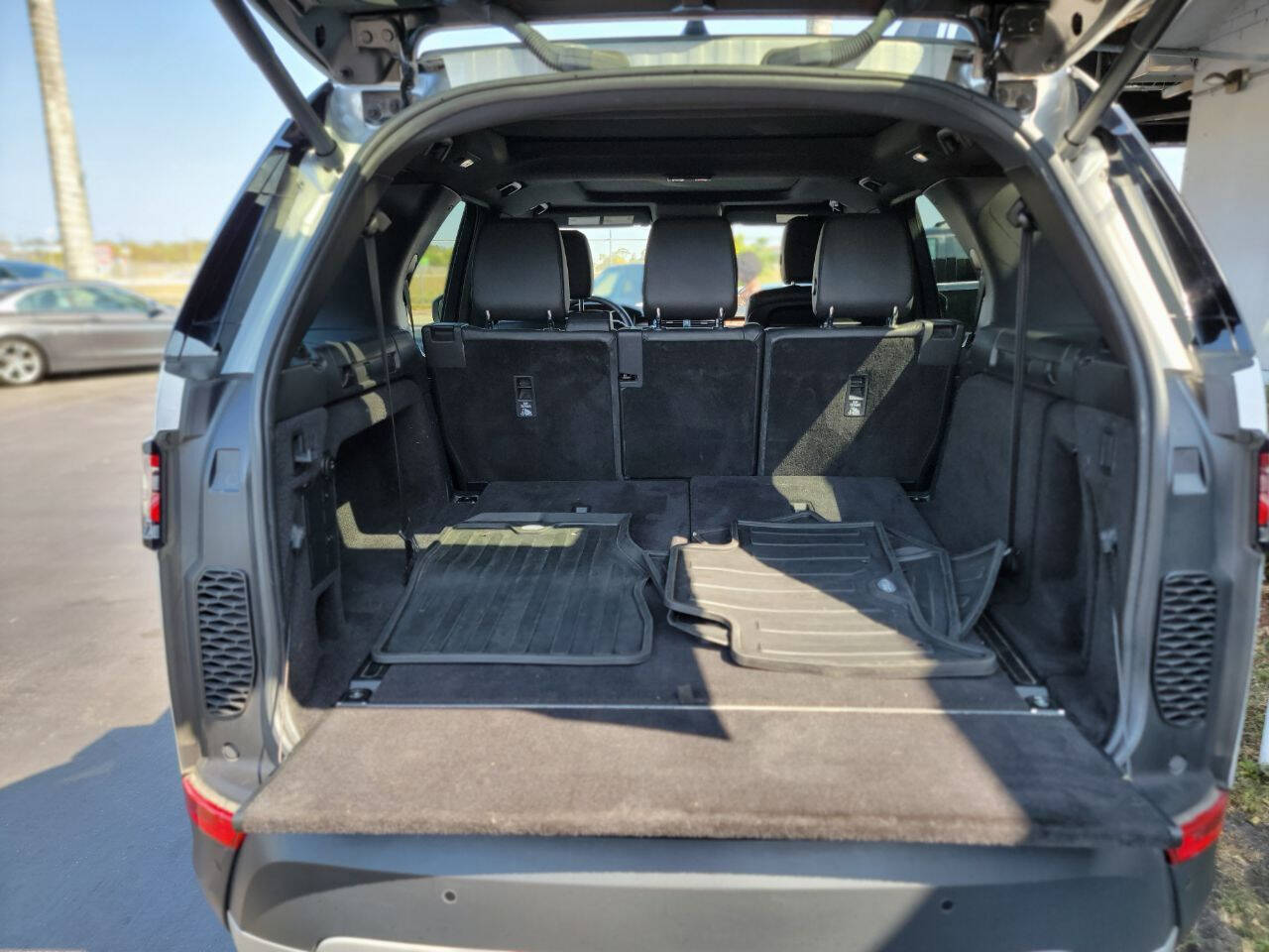 2017 Land Rover Discovery  - $29,900