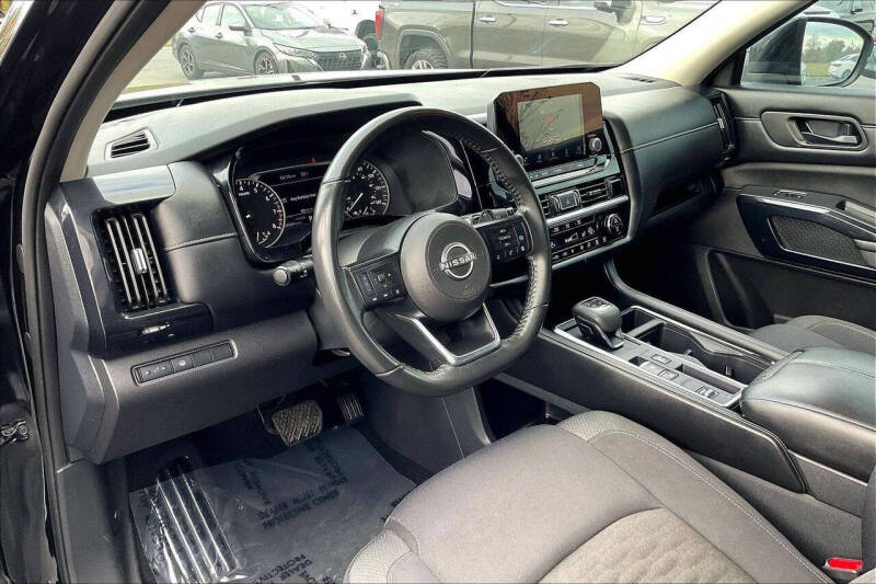 2024 Nissan Pathfinder SV