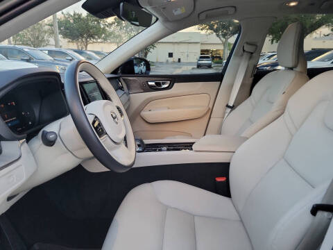 2023 Volvo XC60 B5 Plus Dark Theme