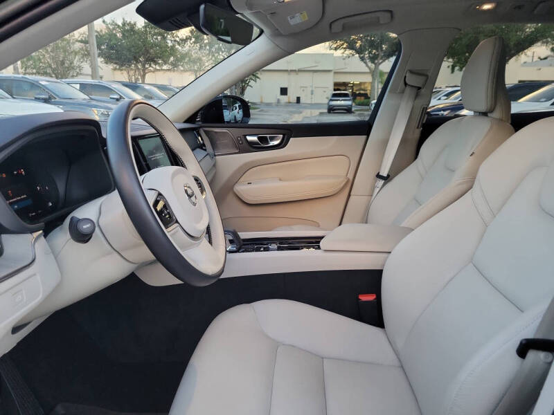 2023 Volvo XC60 B5 Plus Dark Theme