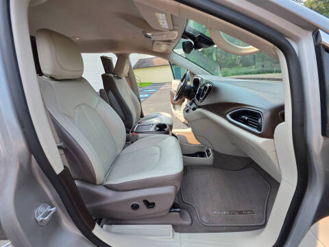 2017 Chrysler Pacifica Touring-L Plus