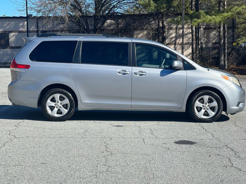 2012 Toyota Sienna null photo 11