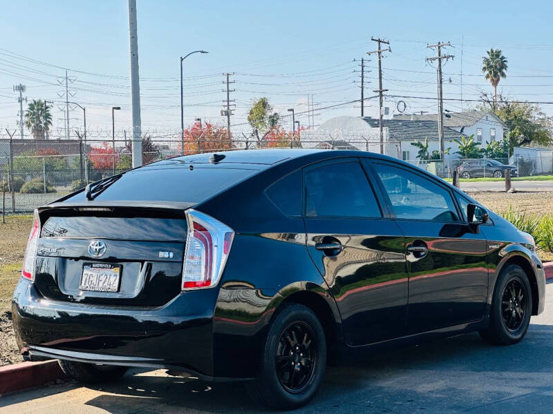 2014 Toyota Prius Four photo 3