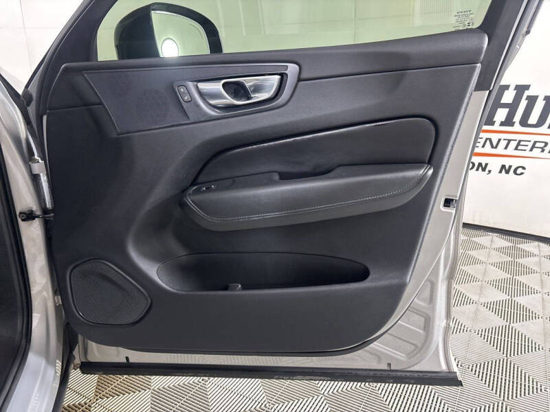 2024 Volvo XC60 B5 Core Dark Theme