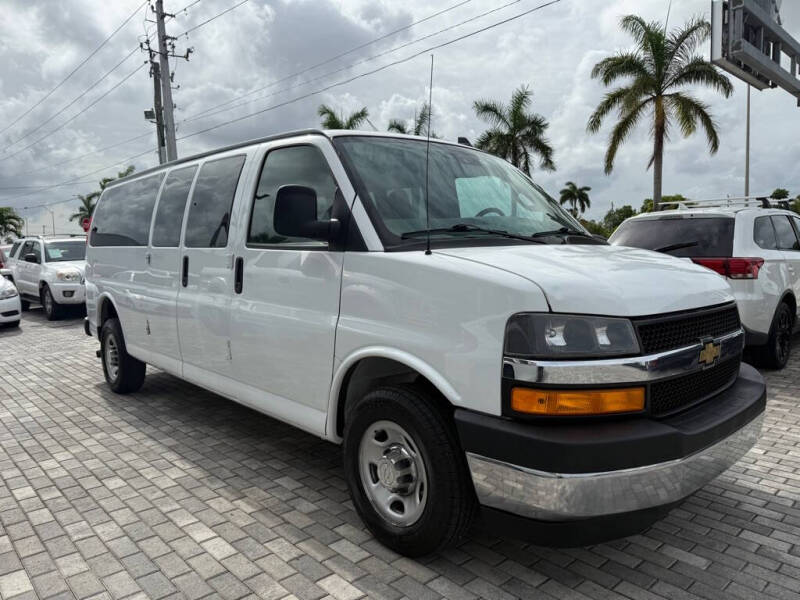 2020 Chevrolet Express Passenger LT's photo