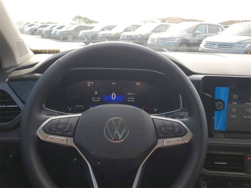 2025 Volkswagen Taos SE Black