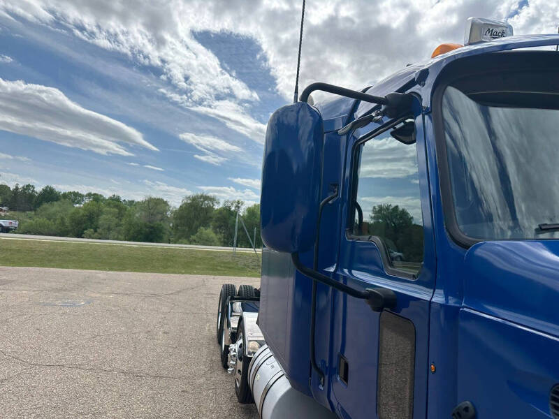 2011 Mack Pinnacle