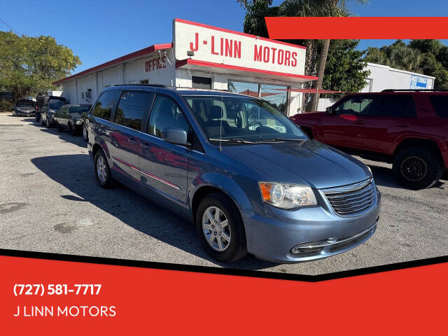 2011 Chrysler Town & Country Touring's photo