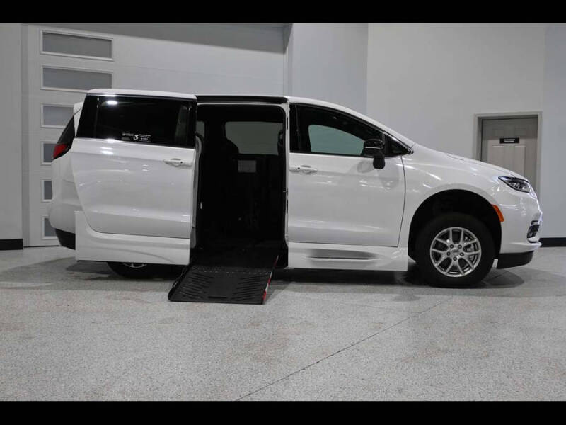 2024 Chrysler Pacifica Touring