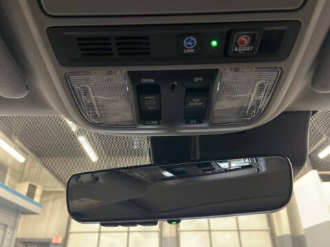 2022 Honda Pilot Touring w/Rear Captain's Chairs