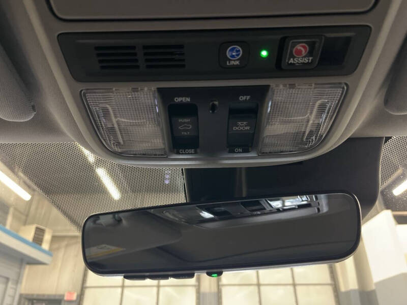 2022 Honda Pilot Touring w/Rear Captain's Chairs