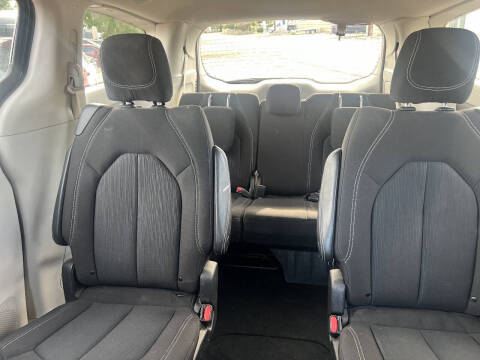 2022 Chrysler Voyager LX