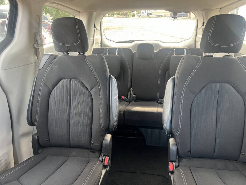 2022 Chrysler Voyager LX