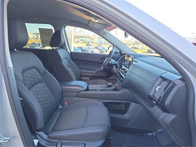 2025 Nissan Pathfinder SV