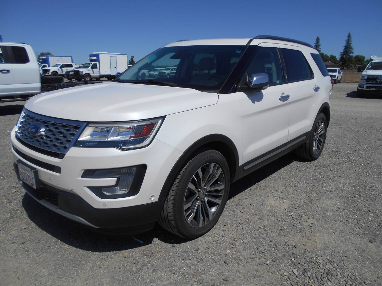 Off white 2017 Ford Explorer Platinum AWD Platinum 4dr SUV 1