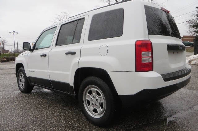 2011 Jeep Patriot null photo 3