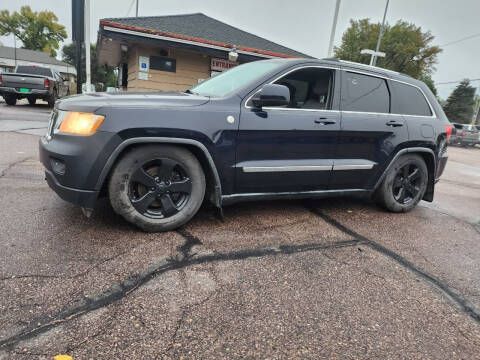 2011 Jeep Grand Cherokee for sale at Geareys Auto Sales of Sioux Falls, LLC in Sioux Falls SD