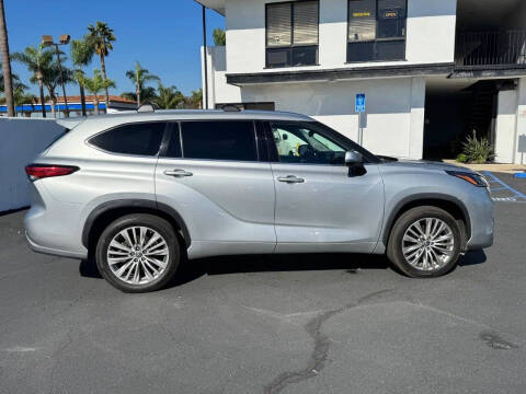 2023 Toyota Highlander Hybrid Platinum