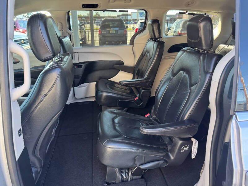 2017 Chrysler Pacifica Touring-L