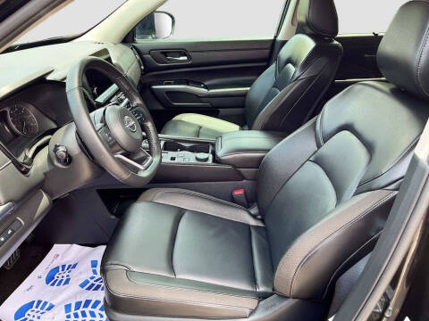 2025 Nissan Pathfinder SL