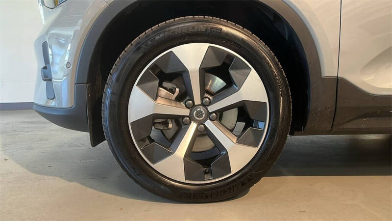 2025 Volvo XC40 B5 Plus Bright Theme