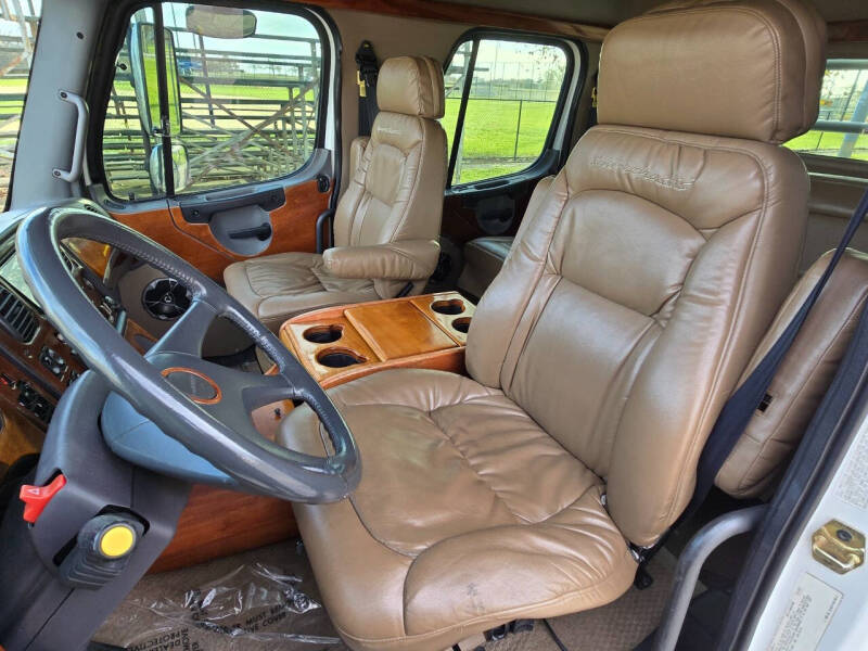 2005 Freightliner M2 106