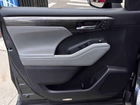 2022 Toyota Highlander Platinum