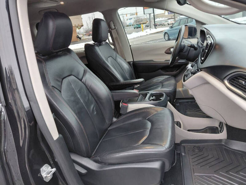 2017 Chrysler Pacifica Touring-L