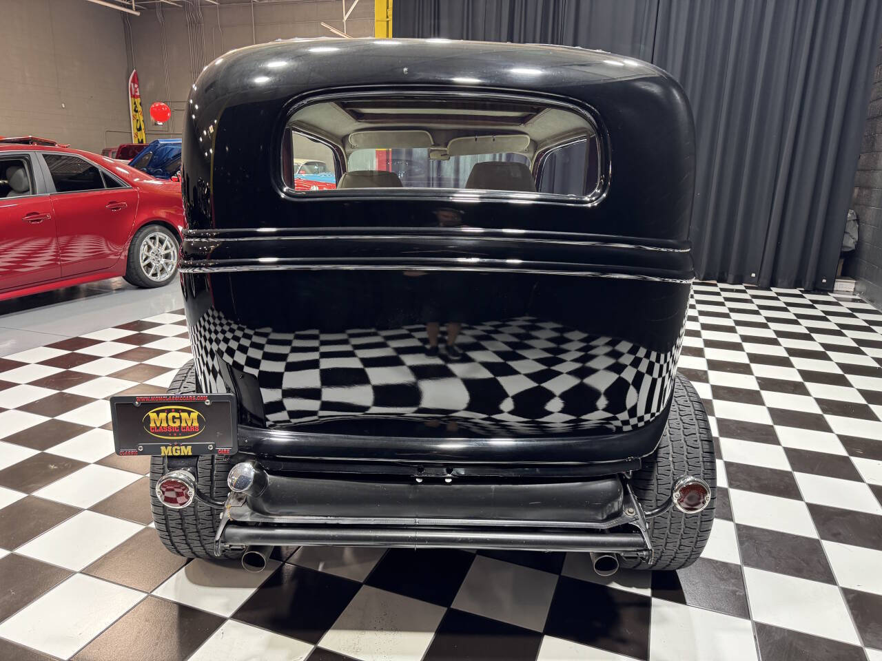 1933 Ford Tudor 8