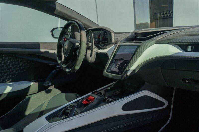 2024 Lamborghini Revuelto