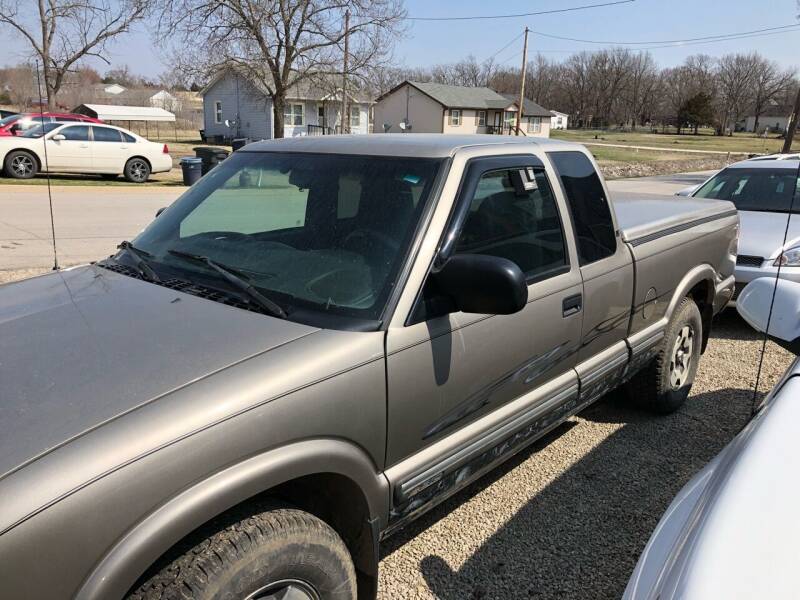 2000 Chevrolet S-10 for sale at Bailey & Sons Motor Co in Lyndon KS