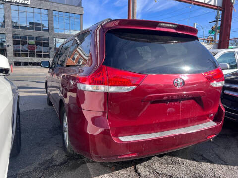 2014 Toyota Sienna LE 8-Passenger