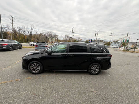 2023 Toyota Sienna LE 8-Passenger