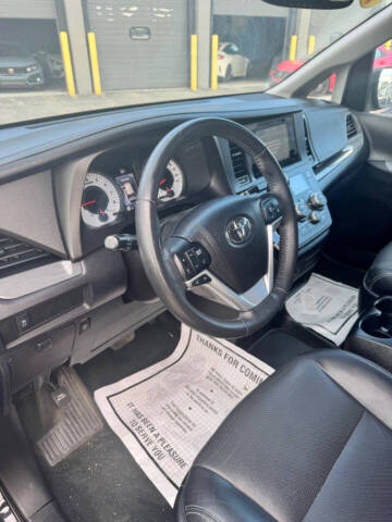 2017 Toyota Sienna SE 8-Passenger
