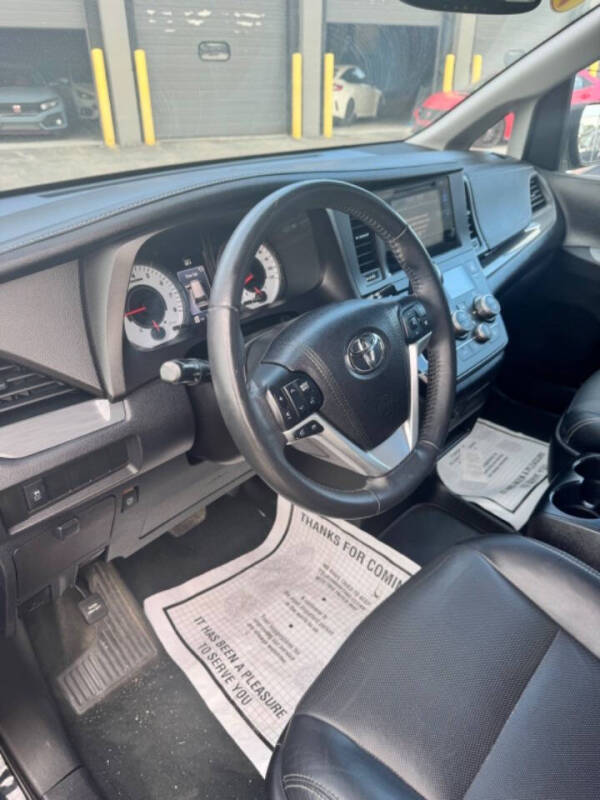 2017 Toyota Sienna SE 8-Passenger