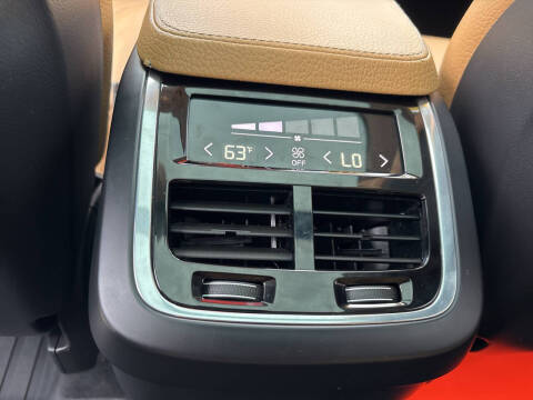 2016 Volvo XC90 T6 Momentum