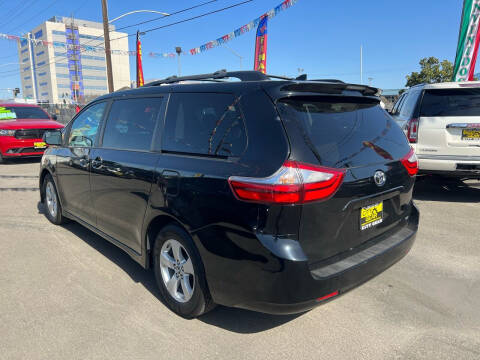 2018 Toyota Sienna LE 8-Passenger