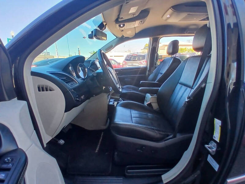 2016 Chrysler Town and Country Touring