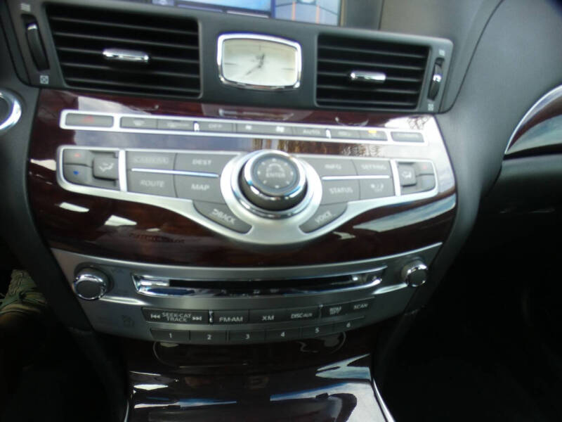 2017 Infiniti Q70 3.7