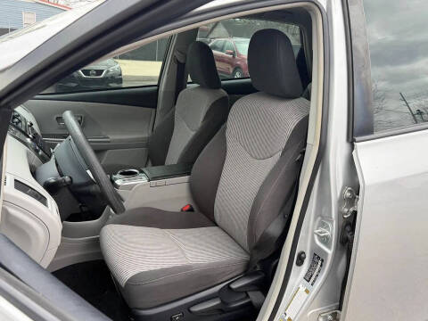 2015 Toyota Prius v Three
