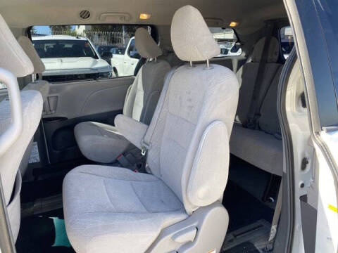 2017 Toyota Sienna LE 7-Passenger Auto Access Seat