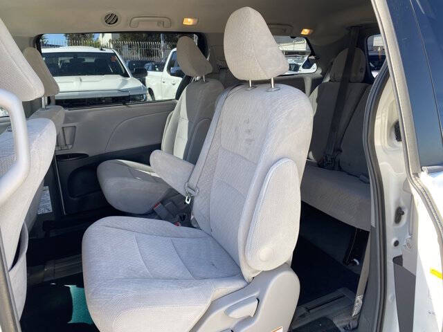 2017 Toyota Sienna LE 7-Passenger Auto Access Seat