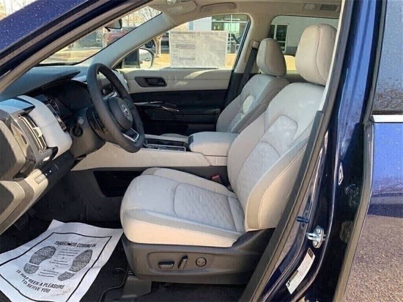 2025 Nissan Pathfinder SV